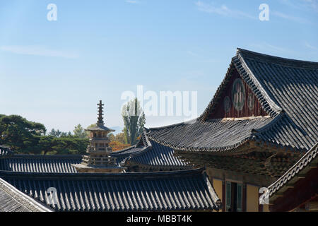 GYEONGJU, KOREA - Oktober 19, 2014: Dächer und seokgatap an Bulguksa Tempel, in der Silla Zeit gebaut. Stockfoto