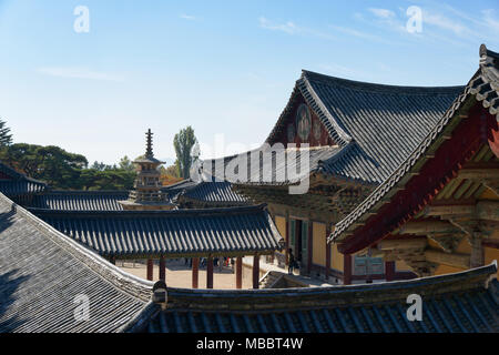 GYEONGJU, KOREA - Oktober 19, 2014: Dächer und seokgatap an Bulguksa Tempel, in der Silla Zeit gebaut. Stockfoto