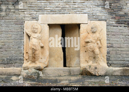 GYEONGJU, KOREA - Oktober 20, 2014: Diese sind Skulpturen aus Stein auf der jeder Seite des Bunhwang Mojeonseoktap am Tempel. Bunhwang Tempel wurde in der gebaut Stockfoto