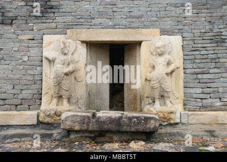 GYEONGJU, KOREA - Oktober 20, 2014: Diese sind Skulpturen aus Stein auf der jeder Seite des Bunhwang Mojeonseoktap am Tempel. Bunhwang Tempel wurde in der gebaut Stockfoto