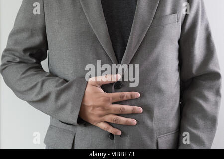 Mann Magen leiden und in Magenschmerzen Stockfoto