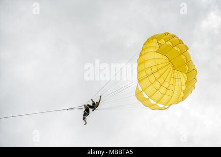 PHUKET, Thailand - August 01, 2013: Parasailing ohne Lizenz und Ausrüstung, nur durch barehanded Mann gesteuert. Stockfoto