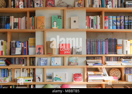 PAJU, KOREA - November 24, 2009: Bookself an einer Wand in einem bookcafe in Heyri Artvillage entfernt Stockfoto