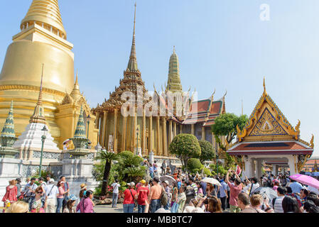 BANGKOK, THAILAND - 29. Dezember 2012: Königliche Pantheon genannt Prasat Phra Thep Bidorn in Smaragd Tempel. Stockfoto