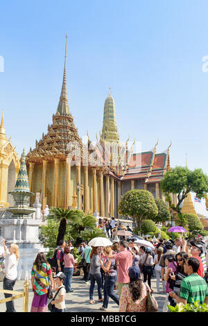 BANGKOK, THAILAND - 29. Dezember 2012: Königliche Pantheon genannt Prasat Phra Thep Bidorn in Smaragd Tempel. Stockfoto