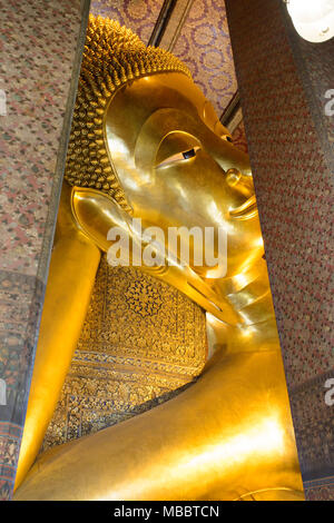 BANGKOK, THAILAND - 29 Dezember, 2012: Goldene liegenden Buddha im Wat Pho Tempel. Stockfoto