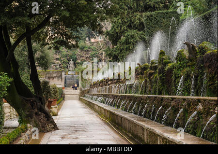 TIVOLI, ITALIEN - Januar 28, 2010: hundert Brunnen an der Seite der Pfad in der Villa d'Este. Stockfoto