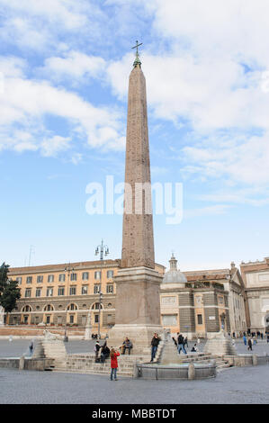 Rom, Italien, 27. JANUAR 2010: Der Obelisk in der Mitte der Piazza del Popolo in Rom, Italien. Es ist wie der Obelisk Flaminio oder den Popo bekannt Stockfoto