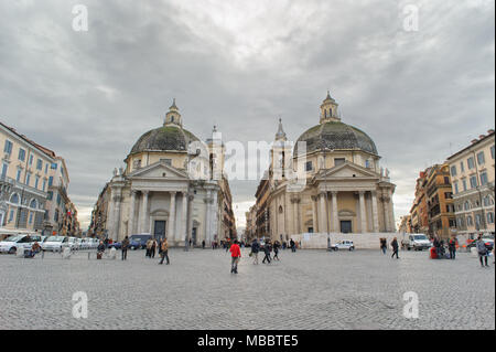 Rom, Italien, 27. JANUAR 2010: Santa Maria dei Miracoli und Santa Maria di Montesanto sind Kirchen an der Piazza del Popolo in Rom, Stockfoto