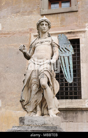 Rom, Italien, 27. JANUAR 2010: Der ursprüngliche Erzengel St. Michael im Castel Sant'Angelo in Rom, Italien. Es wurde von Raffaell geformt Stockfoto