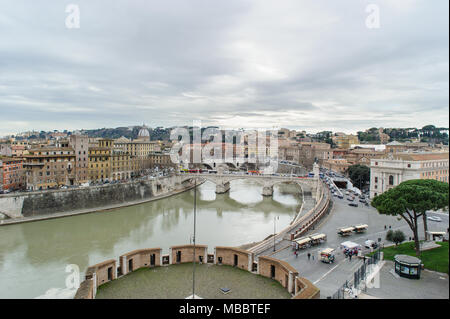 Rom, Italien, 27. JANUAR 2010: Blick von Rom mit dem Tiber von der Spitze des Castel Sant'Angelo in Italien. Stockfoto