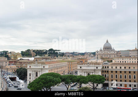 Rom, Italien, 27. JANUAR 2010: Blick von Rom mit dem Tiber und Kuppel der St. Peter's Basilica von der Spitze des Castel Sant'Angelo in Italien. Stockfoto