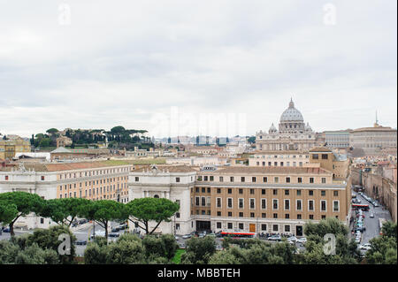 Rom, Italien, 27. JANUAR 2010: Blick von Rom mit dem Tiber und Kuppel der St. Peter's Basilica von der Spitze des Castel Sant'Angelo in Italien. Stockfoto