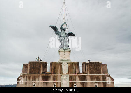 Rom, Italien, 27. JANUAR 2010: Bronze Statue des Erzengels Michael auf der Spitze des Castel Sant'Angelo in Rom, Italien. Stockfoto
