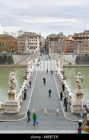 Rom, Italien, 27. JANUAR 2010: aelian Brücke (Ponte Sant'Angelo oder Pons Aelius auf Italienisch) ist eine römische Brücke über den Tiber in Rom, Italien. Es gibt Stockfoto