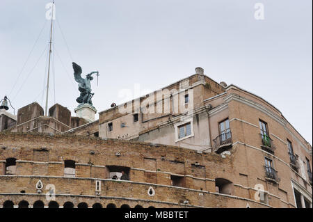 Rom, Italien, 27. JANUAR 2010: Bronze Statue des Erzengels Michael auf der Spitze des Castel Sant'Angelo in Rom, Italien. Stockfoto