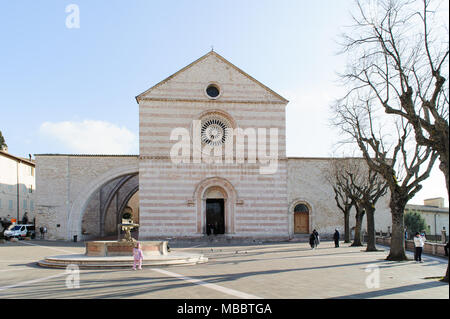 ASSISI, Italien - 23. JANUAR 2010: Basilika der hl. Klara, die Basilika Santa Chiara in Italienisch, ist eine Kirche in Assisi, Italien. Assisi ist berühmte Stadt f Stockfoto