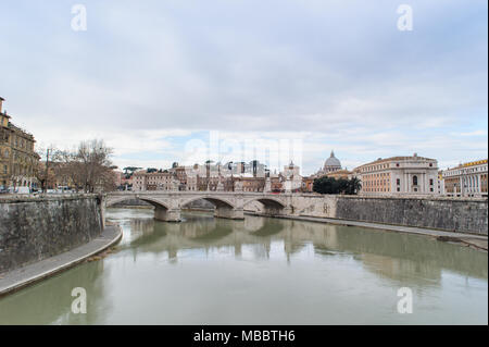 Rom, Italien, 27. JANUAR 2010: Blick von Rom mit dem Tiber. Stockfoto