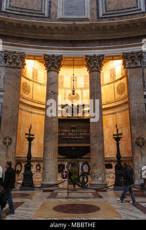 Rom, Italien, 27. JANUAR 2010: Innere Blick auf das Pantheon. Pantheon ist ein Gebäude gebaut von Agrippa und verfügt über die weltweit größte unbewehrten Beton Kuppel. Stockfoto