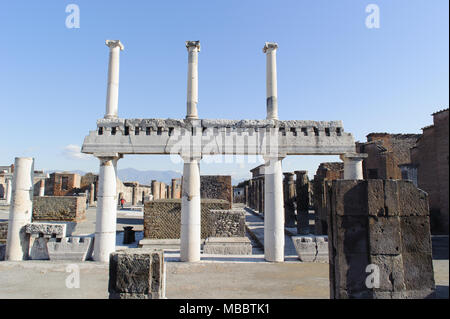 Neapel, Italien - Januar 19, 2010: Ruinen der Basilika in Pompeji. Pompeji ist eine Ruine der antike römische Stadt in der Nähe von Neapel in Italien. Stockfoto