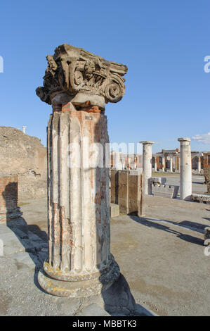 Neapel, Italien - Januar 19, 2010: Ruinen der Basilika in Pompeji. Pompeji ist eine Ruine der antike römische Stadt in der Nähe von Neapel in Italien. Stockfoto