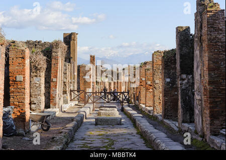 Neapel, Italien - Januar 19, 2010: Street View der Stadt Pompeji in Kampanien, Italien. Pompeji ist eine Ruine der antike römische Stadt in der Nähe von Neapel in Italien. Stockfoto