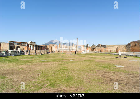 Neapel, Italien - Januar 19, 2010: Tempel des Jupiter mit dem Berg Vesuv in Pompeji ruiniert. Pompeji ist eine Ruine der antike römische Stadt in der Nähe von Neapel in Italien. Stockfoto