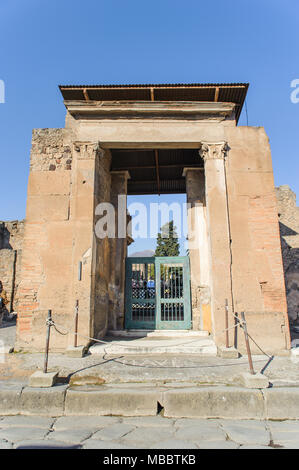 Neapel, Italien - Januar 19, 2010: Eingang der verfallenen Villa in Pompeji. Pompeji ist eine Ruine der antike römische Stadt in der Nähe von Neapel in Italien. Stockfoto