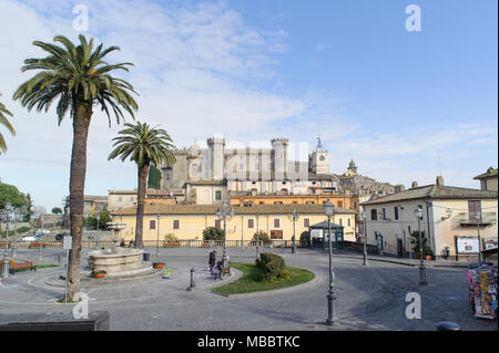 Rom, Italien, 20. JANUAR 2010: das Schloss "Castello Orsini-Odescalchi' und Piazza IV Novembre in Bracciano, der Provinz von Rom, Latium, Italien. Stockfoto