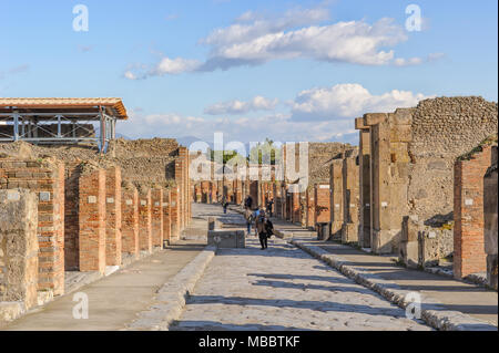 Neapel, Italien - Januar 19, 2010: Street View der Stadt Pompeji in Kampanien, Italien. Pompeji ist eine Ruine der antike römische Stadt in der Nähe von Neapel in Italien. Stockfoto