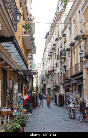 Kampanien, Italien - Januar 19, 2010: typische Straße von Sorrent in Neapel, Italien. Sorrento ist eine Küste Stadt und beliebte Touristenattraktion in der Nähe von Neapel ein Stockfoto