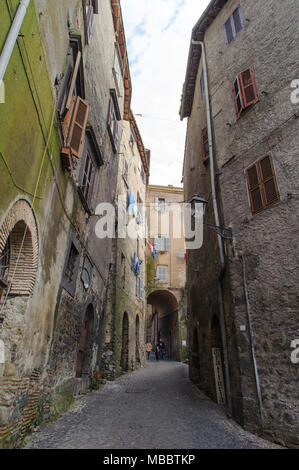 Rom, Italien, 20. JANUAR 2010: Blick auf typische Gasse der Altstadt in Bracciano. Bracciano ist eine kleine Stadt in Latium, Italien. Stockfoto