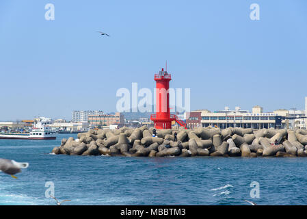 Jeju-do, Korea - April 10, 2015: rote Leuchtturm auf einem Damm in der Moseulpo Port. Stockfoto