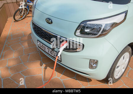 Jeju-do, Korea - April 10, 2015: Nahaufnahme von Stecker zum Aufladen von KIA Ray EV Elektroauto in Gapado Insel Jeju-do, Korea. Stockfoto