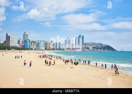 Busan, Korea - September 19, 2015: Haeundae Beach ist das Busan beliebteste Strand wegen seiner einfachen Zugang von der Innenstadt von Busan. Und es ist eine der m Stockfoto