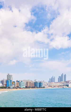 Busan, Korea - September 19, 2015: Haeundae Beach ist das Busan beliebteste Strand wegen seiner einfachen Zugang von der Innenstadt von Busan. Und es ist eine der m Stockfoto