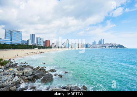 Busan, Korea - September 19, 2015: Haeundae Beach ist das Busan beliebteste Strand wegen seiner einfachen Zugang von der Innenstadt von Busan. Und es ist eine der m Stockfoto