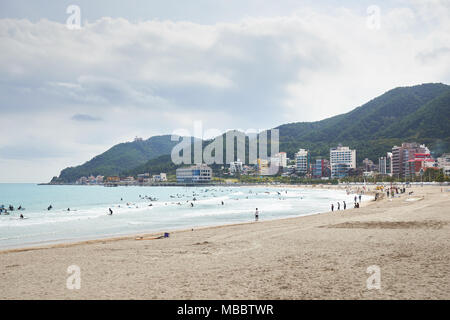 Busan, Korea - September 19, 2015: Songjeong ist ein Strand in der Nähe der Haeundae Beach in Busan. Songjeong Strand ist berühmt für Surfen Ort geworden, Stockfoto