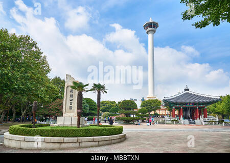 Busan, Korea - September 20, 2015: yongdusan ist einer der bekanntesten Berge in Busan. Viele Touristen besuchen Sie den Park, weil es in der Nähe von t befindet. Stockfoto