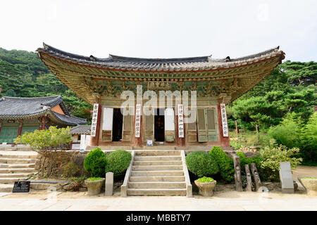 Ganghwa-gun, Korea - 17. August 2015: Daeungbojeon in Jeondeungsa Tempel. Jeondeungsa ist ein buddhistischen Tempel unter der Goryeo Dynastie gebaut. Daeung Stockfoto