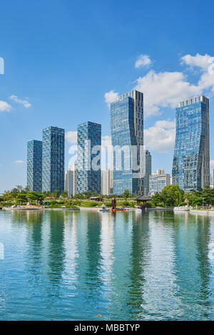 Songdo, Korea - September 07, 2015: Songdo International Business District (Songdo IBD) ist eine neue Smart City in Incheon, Südkorea gebaut. Es SIBD con Stockfoto