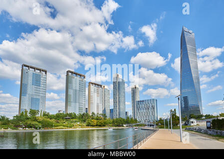 Songdo, Korea - September 07, 2015: Songdo International Business District (Songdo IBD) ist eine neue Smart City in Incheon, Südkorea gebaut. Es SIBD con Stockfoto