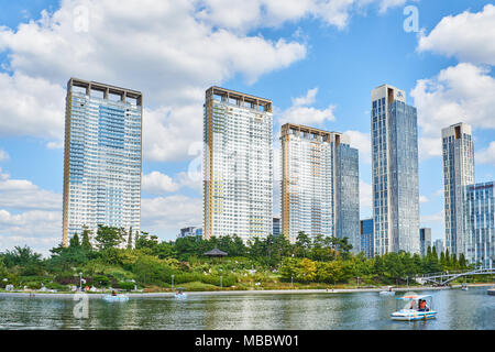 Songdo, Korea - September 07, 2015: Songdo International Business District (Songdo IBD) ist eine neue Smart City in Incheon, Südkorea gebaut. Es SIBD con Stockfoto