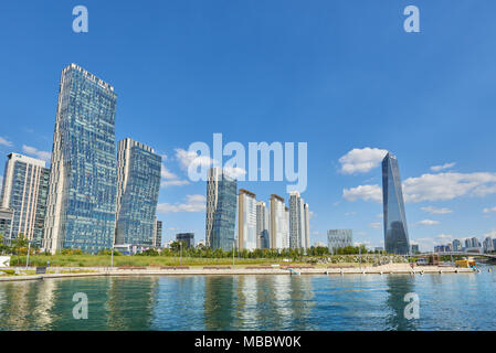 Songdo, Korea - September 07, 2015: Songdo International Business District (Songdo IBD) ist eine neue Smart City in Incheon, Südkorea gebaut. Es SIBD con Stockfoto