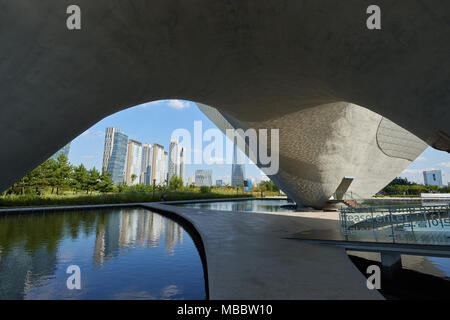 Songdo, Korea - September 07, 2015: Tri-Bowl ist ein multifunktionales, integrierte kulturelle Kunst Raum und es gehören eine Arena geformte Performance Space, educ Stockfoto