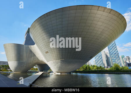 Songdo, Korea - September 07, 2015: Tri-Bowl ist ein multifunktionales, integrierte kulturelle Kunst Raum und es gehören eine Arena geformte Performance Space, educ Stockfoto
