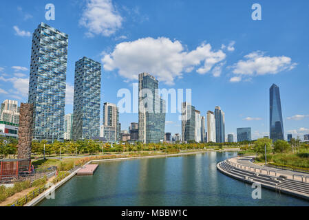 Songdo, Korea - September 07, 2015: Songdo International Business District (Songdo IBD) ist eine neue Smart City in Incheon, Südkorea gebaut. Es SIBD con Stockfoto