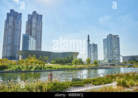 Songdo, Korea - September 07, 2015: Songdo International Business District (Songdo IBD) ist eine neue Smart City in Incheon, Südkorea gebaut. Es SIBD con Stockfoto