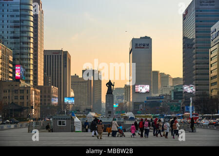 Seoul, Korea - Dezember 9, 2015: Admiral Yi Sun-Shin statue am Gwanghwamun. Die Plaza ist ein öffentlicher Raum auf Sejongno und ist historisch bedeutsam, wie t Stockfoto