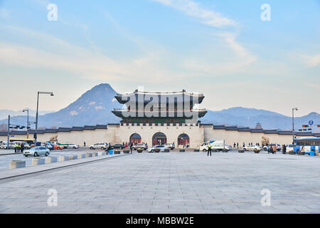 Seoul, Korea - Dezember 9, 2015: gwanghwamun Gate. Es ist das wichtigste Tor der Gyeongbokgung Palast. Es ist auch ein Wahrzeichen und Symbol der Seoul lange histo Stockfoto